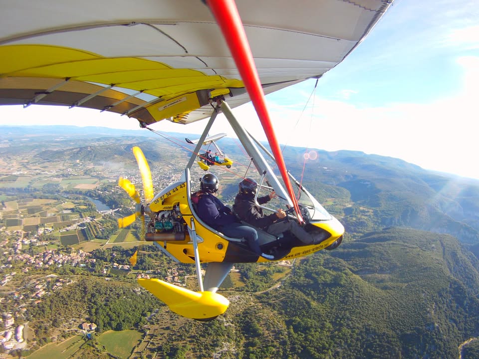Deux ULM pendulaires en patrouille au-dessus des Gorges de l'Ardèche