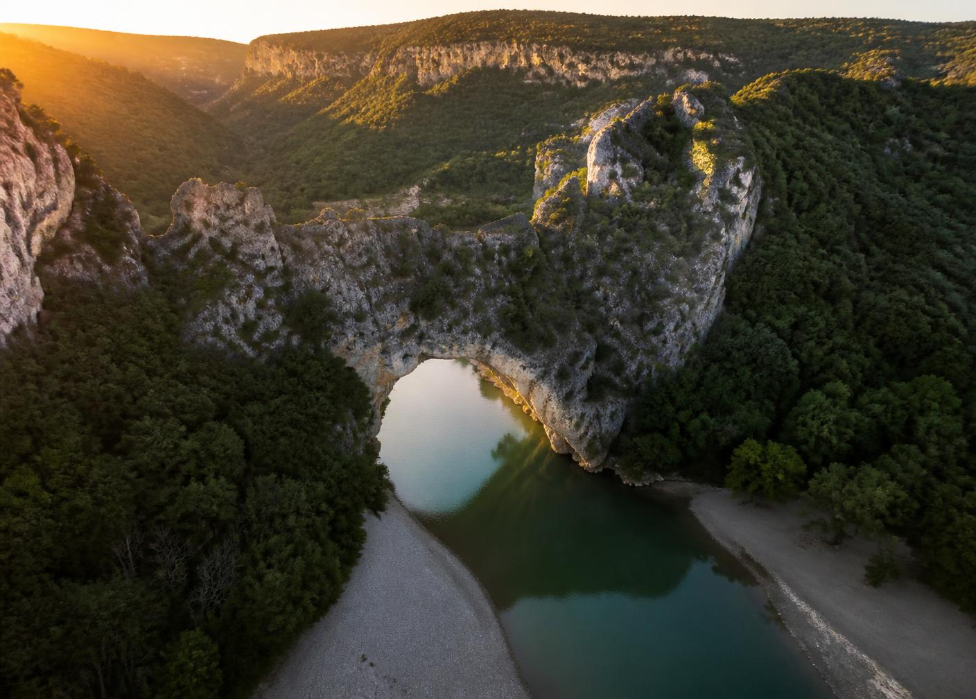 Le Pont d'Arc vu du ciel au lever du soleil